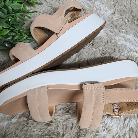 NEW UGG Lynnden Sandals - Picture 3 of 8